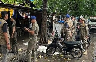 Personel Satpol PP Pekanbaru Membantu Pengawasan Selama Overlay Jalan Teratai