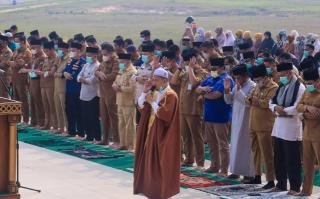 Bersujud Memohon Hujan, Sekdako Pekanbaru Salat Istisqa Bersama Ratusan Pegawai