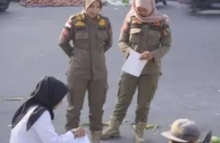 Satpol PP Pekanbaru Layangan SP ke Pedagang Pasar Tumpah di Jalan Ahmad Yani