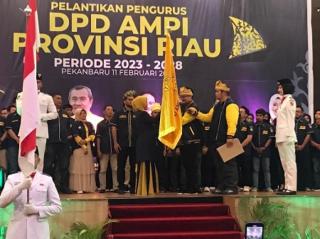 Jerry Sampuaga Lantik Sewitri Sebagai Ketua DPD AMPI Riau Definitif