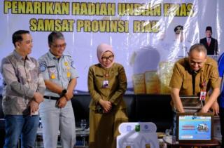 Apresiasi Masyarakat Taat Pajak, Samsat Riau Undi Emas Batangan dan Sepeda Motor 