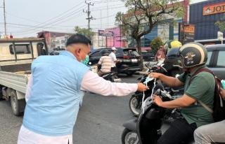 Ribuan Masker Gratis Dibagikan di Simpang Tabek Gadang Pekanbaru