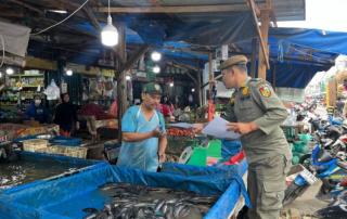 Disperindag dan Satpol PP Pekanbaru Serahkan Pemberitahuan Bagi Pedagang Agar Kosongkan Jalan Teratai
